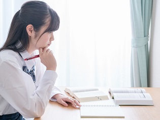 日本の高校生は勉強に対して消極的な傾向。「一夜漬け」も最多。